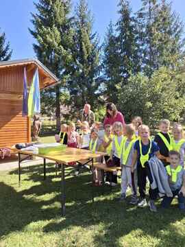 Obisk najmlajših osnovnošolcev pri čebelnjaku (9)